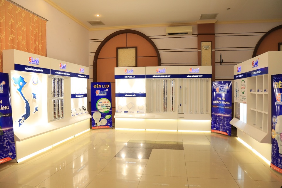 Khu vực kệ trưng bày sản phẩm