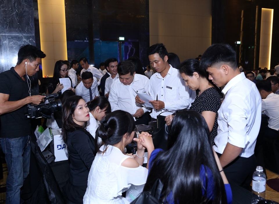 Có nhà đầu tư đăng ký mua cùng lúc nhiều căn condotel tại FLC Grand Hotel Sầm Sơn ngay trong buổi lễ giới thiệu mới được tổ chức tại Hà Nội, khoảng hai tuần ngày trước khi dự án chính thức được khai trương