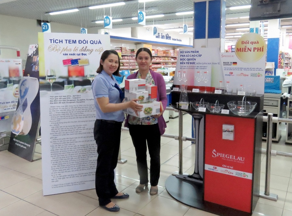 Khách hàng nhộn nhịp nhận quà sang miễn phí tại Co.opmart và Co.opXtra - 2 Khách hàng nhận miễn phí bộ tặng phẩm cao cấp trị giá hơn 3 triệu đồng tại Co.opmart Phan Văn Trị