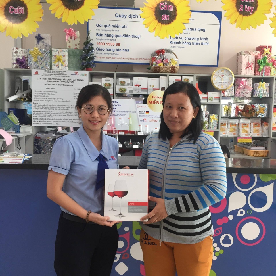 Khách hàng nhộn nhịp nhận quà sang miễn phí tại Co.opmart và Co.opXtra - 3 Một khách hàng nhận miễn phí bộ 2 ly vang đỏ tại Co.opmart Cam Ranh