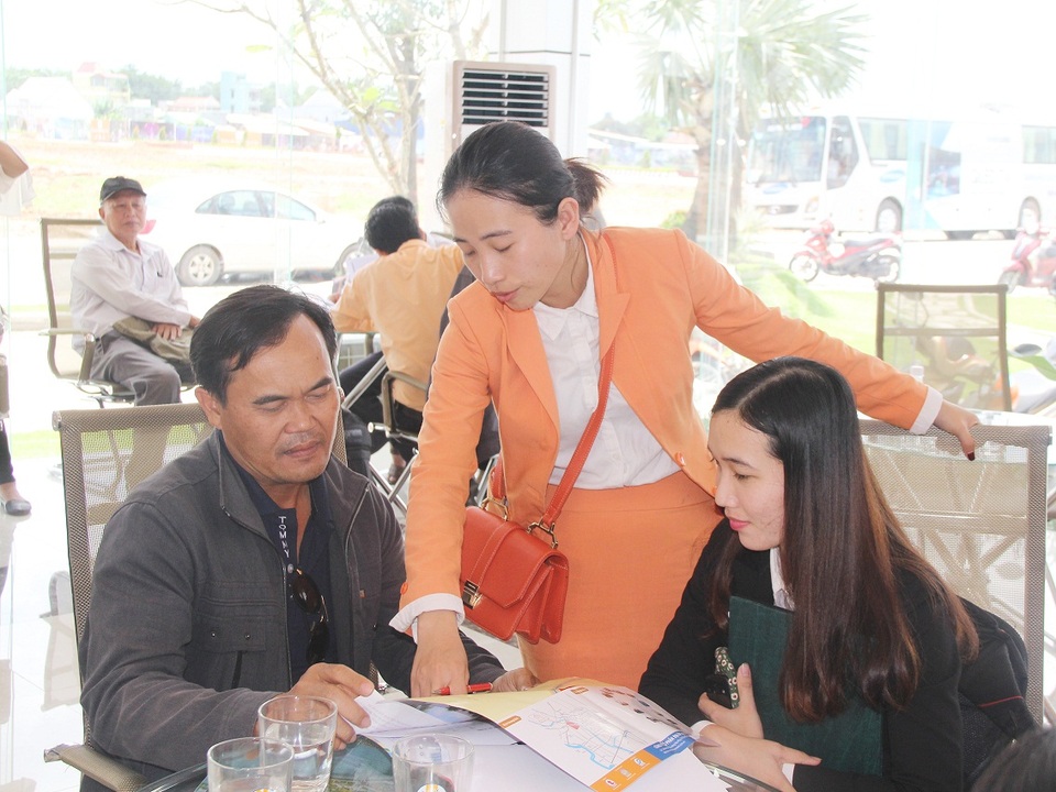 Đất nền Bình Dương vẫn luôn là kênh đầu tư hấp dẫn đối với nhiều người . Ảnh khách hàng đang tìm hiểu thông tin dự án Mega City