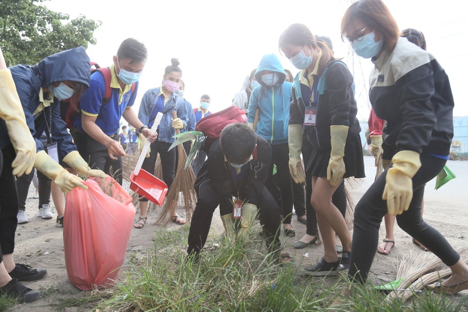 “Địa ốc Alibaba sẻ chia giọt máu đào” - 2 Chuyên viên Sale Alibaba tham gia chương trình “Địa ốc Alibaba – Môi trường xanh bao la” góp phần nâng cao ý thức bảo vệ môi trường trong cộng đồng.