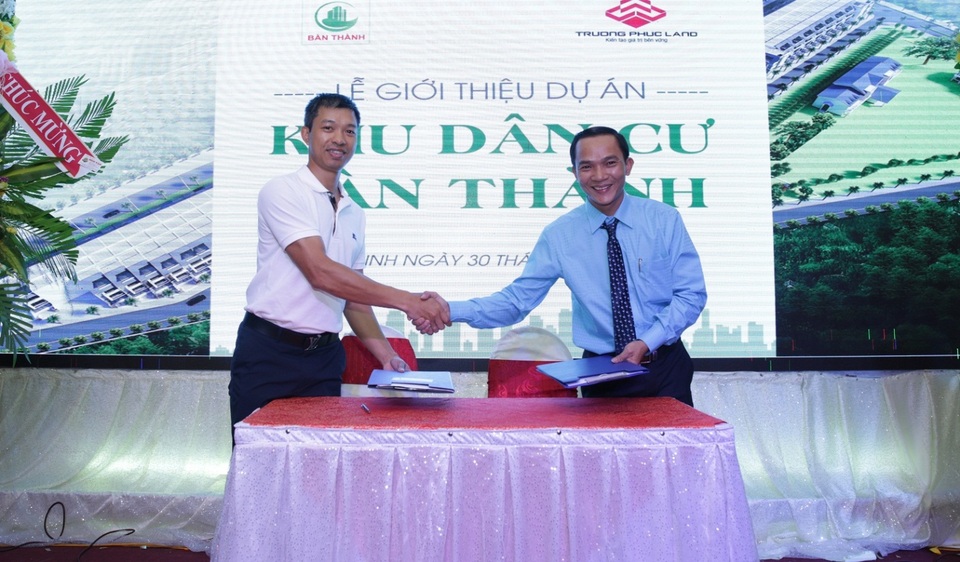 Hơn 300 khách hàng dự lễ ra mắt dự án khu dân cư Bàn Thành - 4 Buổi lễ cũng chứng kiến lễ ký kết hợp đồng hợp tác độc quyền giữa công ty TNHH đầu tư Bàn Thành và Công ty CP Bất động sản Trường Phúc