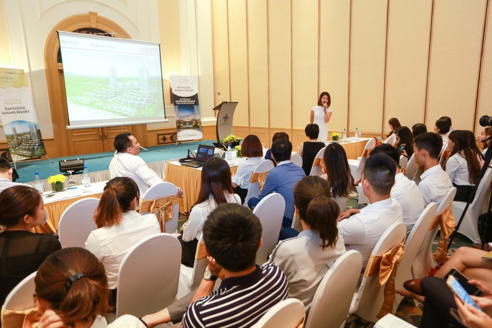 Titan Group tổ chức thành công buổi đào tạo dự án Pan Pacific Danang Resort - 1 Bà Phùng Thị Hải Vân – Giám đốc Khối Kinh doanh MBLand Holdings cung cấp thông tin tổng quan về dự án.