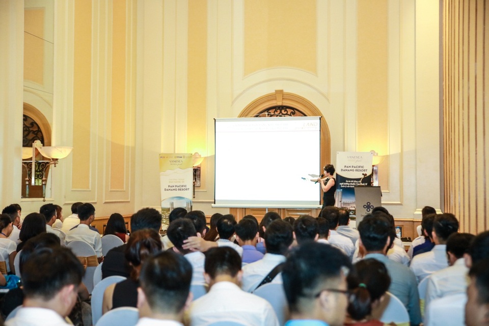 Titan Group tổ chức thành công buổi đào tạo dự án Pan Pacific Danang Resort - 2 Bà Nguyễn Thị Liên Dung – Chủ tịch Hội đồng quản trị Titan Group phân tích chính sách bán hàng.