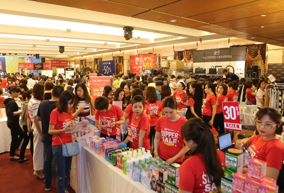 VStyle ’s Private Sale trở lại, “phá tan” sự yên bình của mùa thu - 2 Một góc gian hàng Mỹ phẩm, Nước hoa tại sự kiện VStyle’s Private Sale