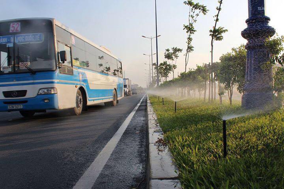 TPHCM tiên phong áp dụng công nghệ tưới tự động chăm sóc mảng xanh đô thị - 1 Tưới phun tại Xa lộ Hà nội TP.HCM
