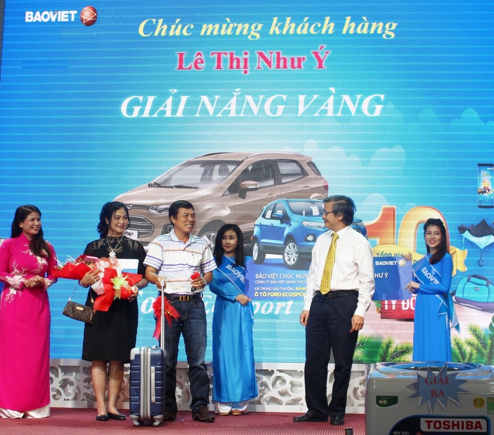 Tri ân 11.000 khách hàng trong chương trình “Nắng vàng biển xanh cùng Bảo Việt” - 1 Trao giải nắng vàng - Chiếc ô tô Ford EcoSport trị giá hơn 600 triệu đồng