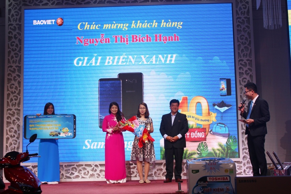 Tri ân 11.000 khách hàng trong chương trình “Nắng vàng biển xanh cùng Bảo Việt” - 2 Trao điện thoại Samsung Galaxy S8 cho khách hàng trúng thưởng