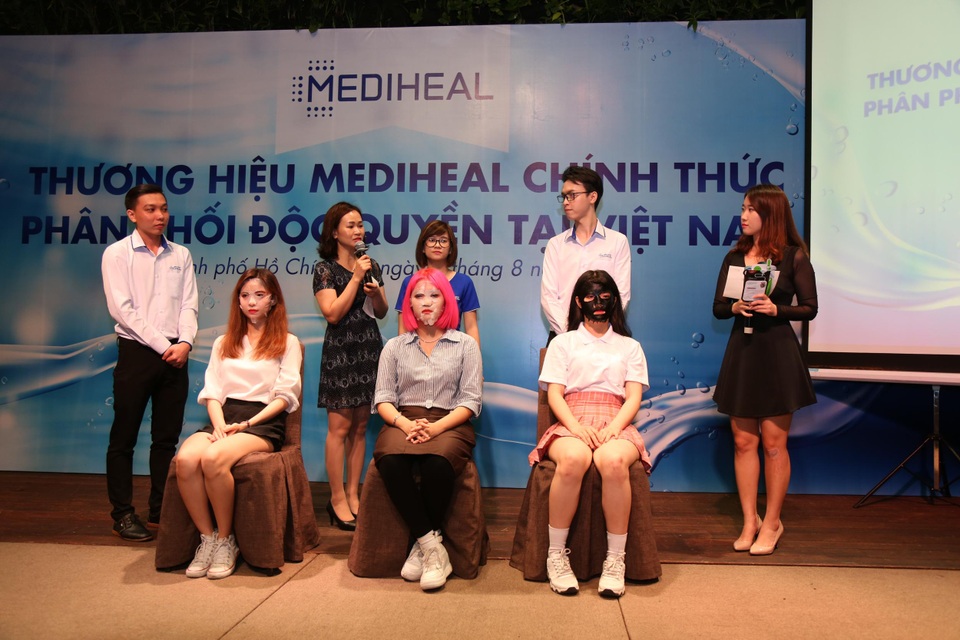 Mediheal về Việt Nam: Kịch tính cuộc đua giành thị phần - 4 Tại sự kiện, các chuyên gia đã có phần tư vấn cách chăm sóc da ngay trên sân khấu