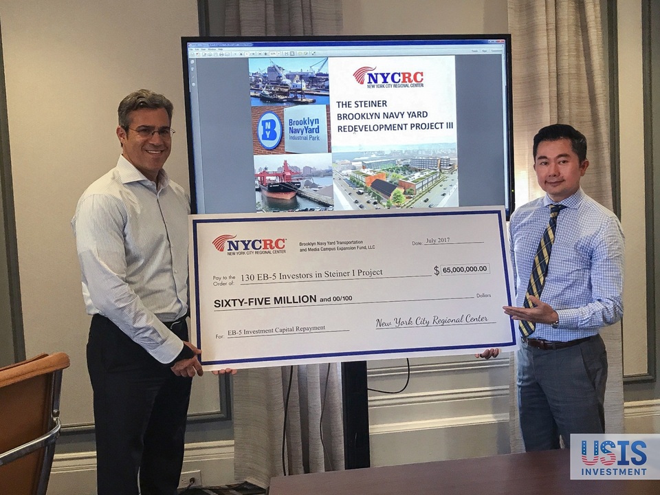 NYCRC đạt được phê duyệt Đơn I-829 thứ 1.500 - 2 Tháng 7/2017, Ông Paul Levinsohn (Chủ tịch NYCRC) trao tấm check tượng trưng cho việc hoàn trả 65 triệu USD cho 130 nhà đầu tư trong dự án Steiner (Giai đoạn 1)