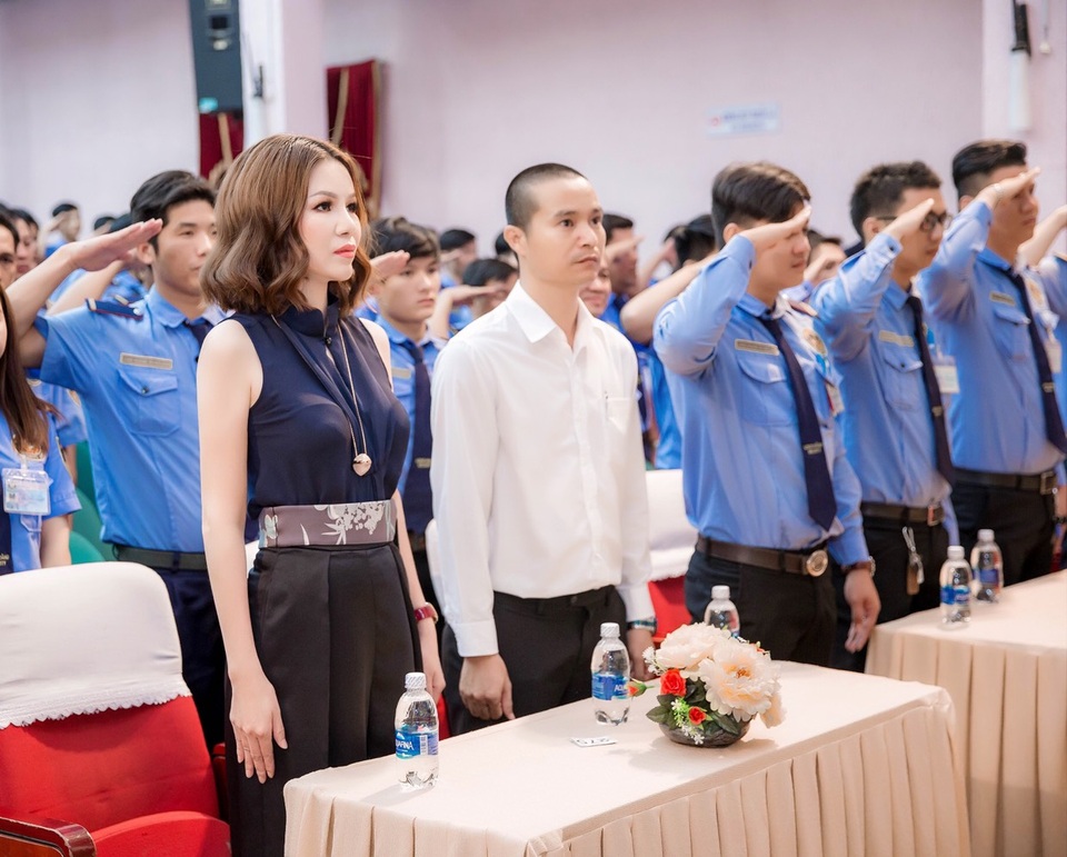 Hoa hậu Bùi Thị Hà - TGĐ Công ty TNHH Bảo vệ Long Hoàng & các cán bộ nhân viên trong buổi lễ sát hạch Khóa XII