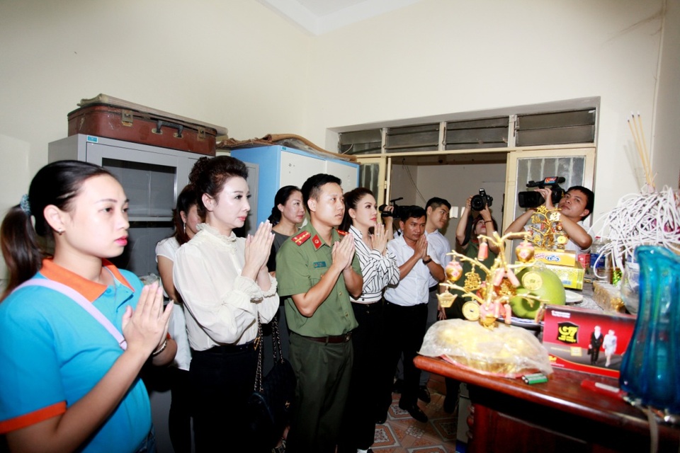 Hiệp hội DNNVV và HH Xuân Hương đến thăm chiến sỹ CAND có hoàn cảnh khó khăn - 3 Đoàn đến thăm nhân thân các liệt sĩ CA hy sinh khi đang làm nhiệm vụ