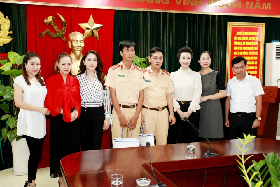 Hiệp hội DNNVV và HH Xuân Hương đến thăm chiến sỹ CAND có hoàn cảnh khó khăn - 4 Thăm hỏi, trao các phần quà đến các chiến sĩ có hoàn cảnh khó khăn