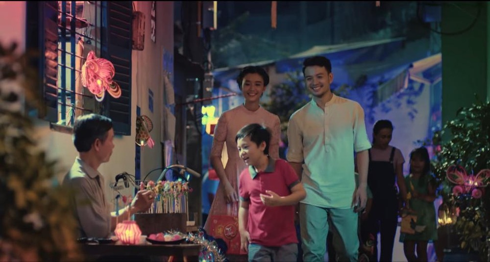 Bố đưa con về với Trung thu của bố