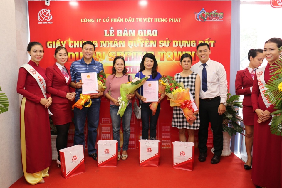 Địa ốc Kim Phát và Việt Hưng Phát trao hàng trăm sổ đỏ cho khách hàng - 3
