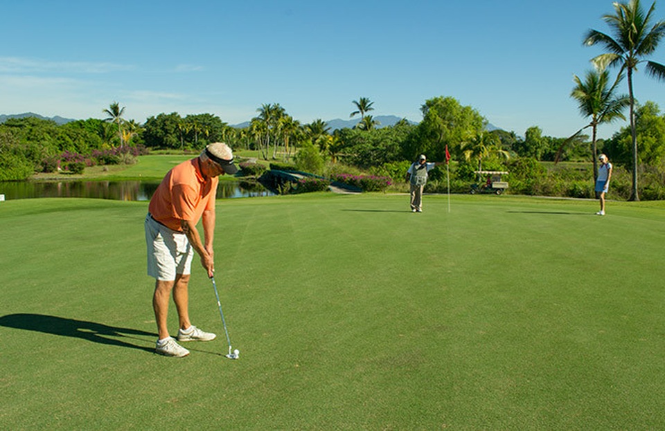 
Phòng chơi Golf 18 lỗ mô phỏng hơn 200 sân golf đẳng cấp quốc tế giúp bạn giải trí nghĩ dưỡng và nâng tầm đẳng cấp.
