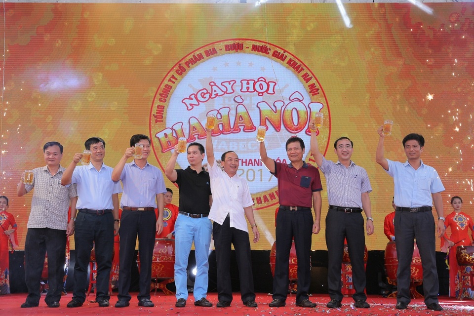 Ngày hội Bia Hà Nội 2017: “Chạm cốc dâng trào tiếng hô vang” - 3 Không khí sôi động trong buổi lễ