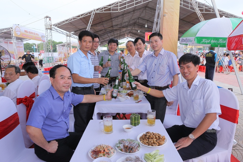 Ngày hội Bia Hà Nội 2017: “Chạm cốc dâng trào tiếng hô vang” - 4 Không khí sôi động trong buổi lễ
