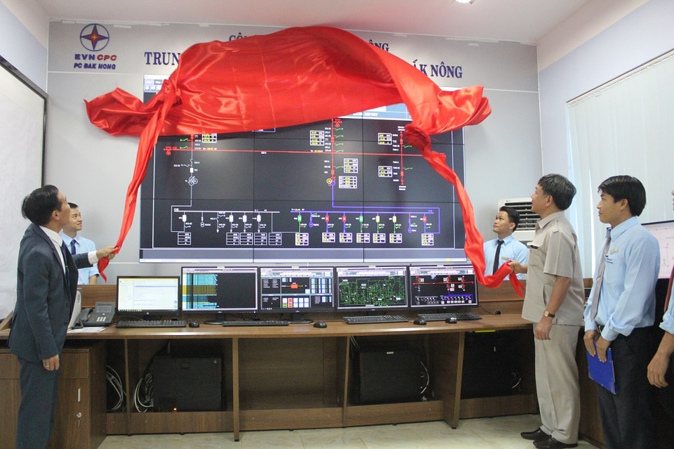 Công ty Điện lực Đắk Nông: Quan tâm lợi ích khách hàng bằng việc nâng cao chất lượng dịch vụ - 1 Công ty Điện lực Đắk Nông đưa vào vận hành Trung tâm điều khiển hệ thống điện mang lại nhiều lợi ích thiết thực