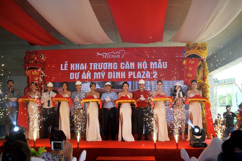 Ngất ngây căn hộ mẫu Mỹ Đình Plaza 2 với thiết kế độc đáo ấn tượng - 1 Đại diện Chủ đầu tư, nhà thầu thi công, đơn vị phân phối & ngân hàng hỗ trợ cắt băng khai trương căn hộ mẫu Mỹ Đình Plaza 2 tại công trường dự án