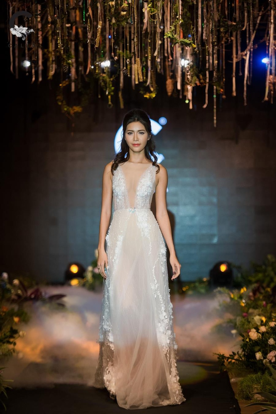 Vedette Minh Tú toả sáng trong đêm CALLA LUXURY SHOW 2017 - 1 Đẹp tựa nữ thần, siêu mẫu Minh Tú kiêu sa sải những bước catwalk trong vai trò vedette