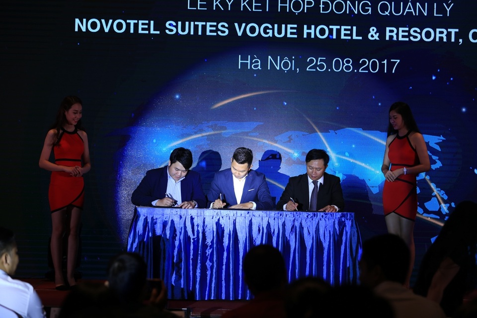 Ông Trần Long, chủ tịch HĐQT công ty Vogue Resort; Ông Nguyễn Quý Tuấn -Giám đốc phát triển Việt Nam của tập đoàn Accor; Ông Hồ Xuân Bình – Tổng Giám Đốc công ty Bảo Long Land cùng nhau ký kết hợp đồng quản lý. (từ trái sang)