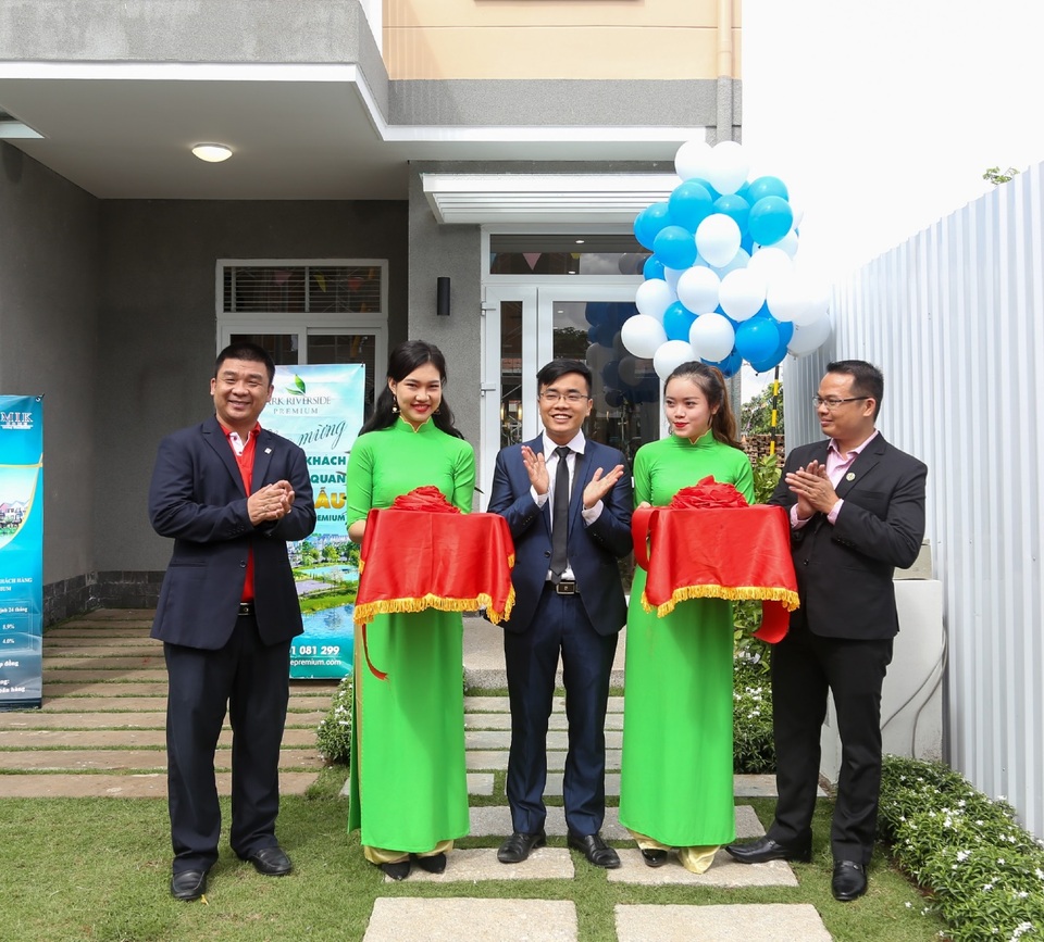Nhiều khách hàng “phải lòng” Park Riverside Premium trong lễ khai trương nhà mẫu - 1 Đại diện của 3 Đơn vị phân phối chính thức ERA Vietnam, LinkHouse và Unihomes cùng thực hiện nghi thức cắt băng khai trương nhà mẫu Park Riverside Premium vào sáng ngày 27/08.