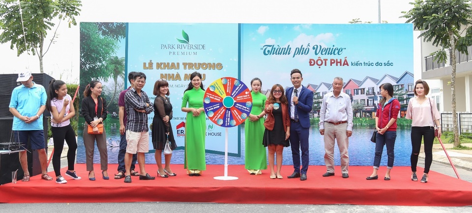 Nhiều khách hàng “phải lòng” Park Riverside Premium trong lễ khai trương nhà mẫu - 3 10 khách hàng đầu tiên đặt cọc thành công đã tham gia vòng xoay may mắn để chọn quà tặng