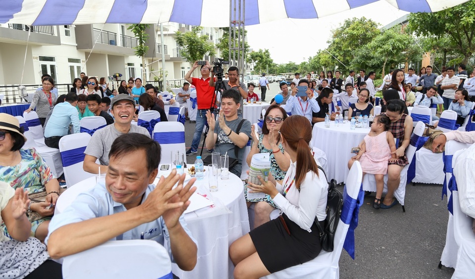 Nhiều khách hàng “phải lòng” Park Riverside Premium trong lễ khai trương nhà mẫu - 4 Khách hàng tham dự Lễ khai trương nhà mẫu đều tỏ ra hào hứng với các chương trình biểu diễn nghệ thuật cũng như bốc thăm may mắn và quay thưởng của Ban tổ chức sự kiện