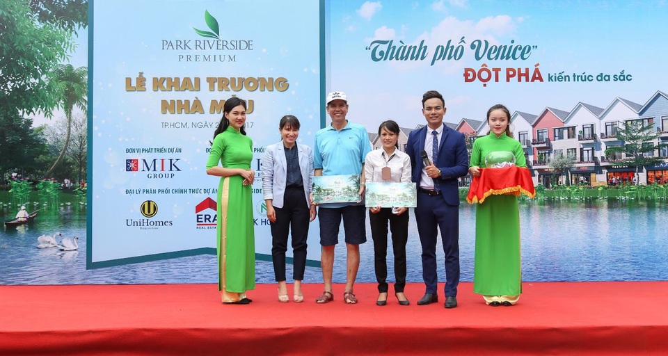 Nhiều khách hàng “phải lòng” Park Riverside Premium trong lễ khai trương nhà mẫu - 5 Và hai khách hàng khác đã may mắn nhận 2 voucher nghỉ dưỡng tại Sol Beach House Phú Quốc thông qua chương trình bốc thăm dành cho tất cả khách tham dự sự kiện