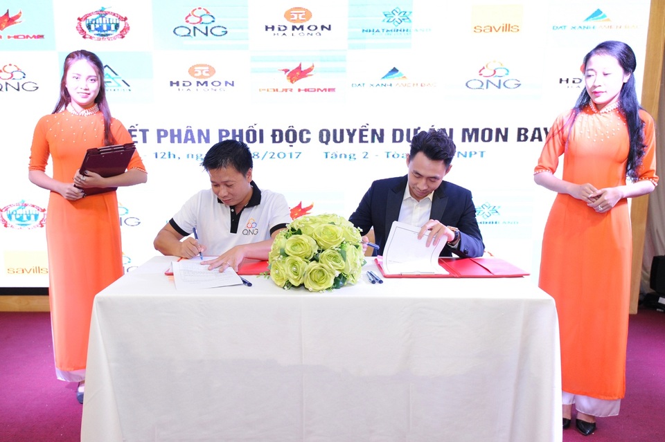 Lễ kí kết hợp đồng phân phối độc quyền dự án Mon Bay Hạ Long - 3 Ông Nguyễn Hải Đăng - Tổng Giám đốc Công ty TNHH HDMON Hạ Long và ông Phạm Trung Hiếu - Chủ tịch Liên minh sàn BĐS QNG kí kết hợp đồng phân phối độc quyền siêu dự án Mon Bay Hạ Long