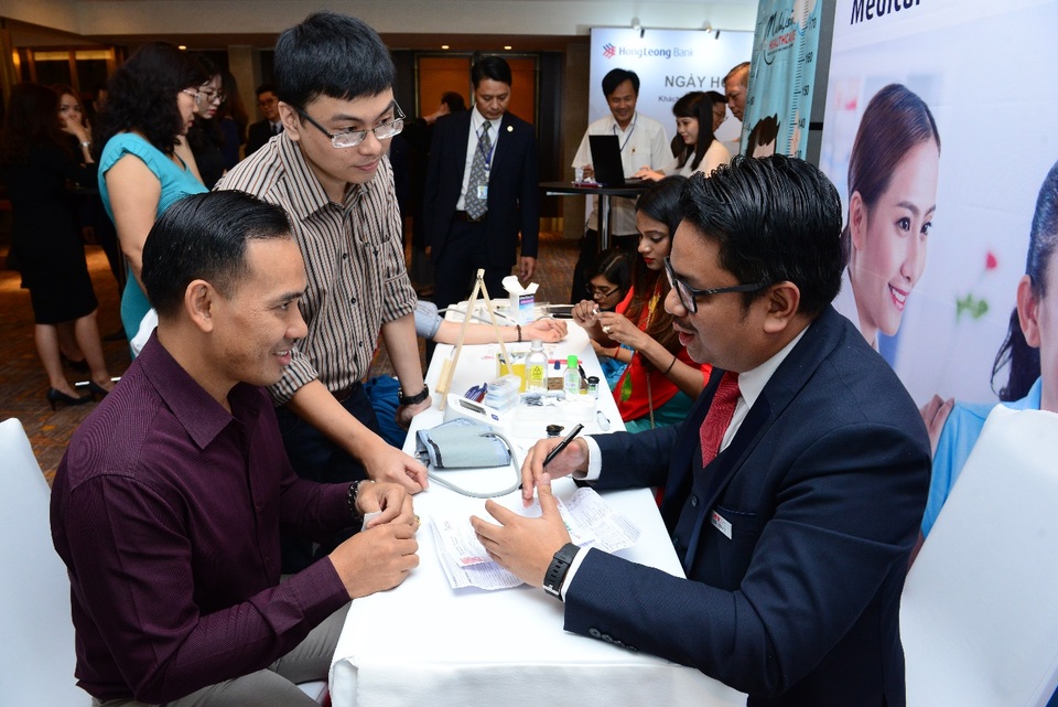 Khi ngân hàng liên kết với dịch vụ y tế - 2 Khách hàng đang tìm hiểu thế mạnh trong lãnh vực y tế của Malaysia