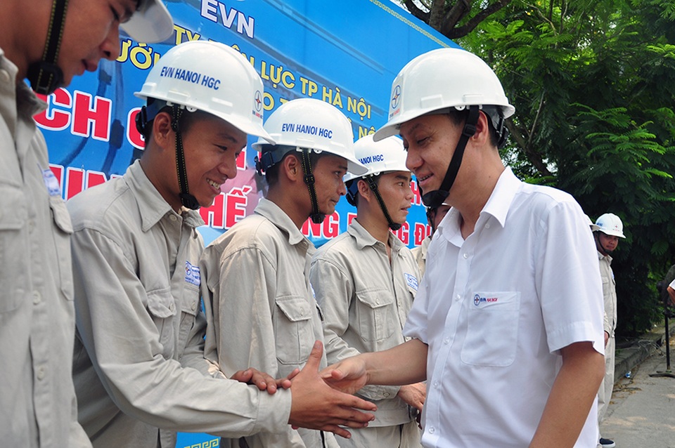 Sát hạch tay nghề cho công nhân đội sửa chữa điện nóng - 1 Ông Nguyễn Anh Dũng - Phó Tổng Giám đốc EVN HANOI động viên và chúc mừng anh em công nhân Đội sửa chữa điện nóng