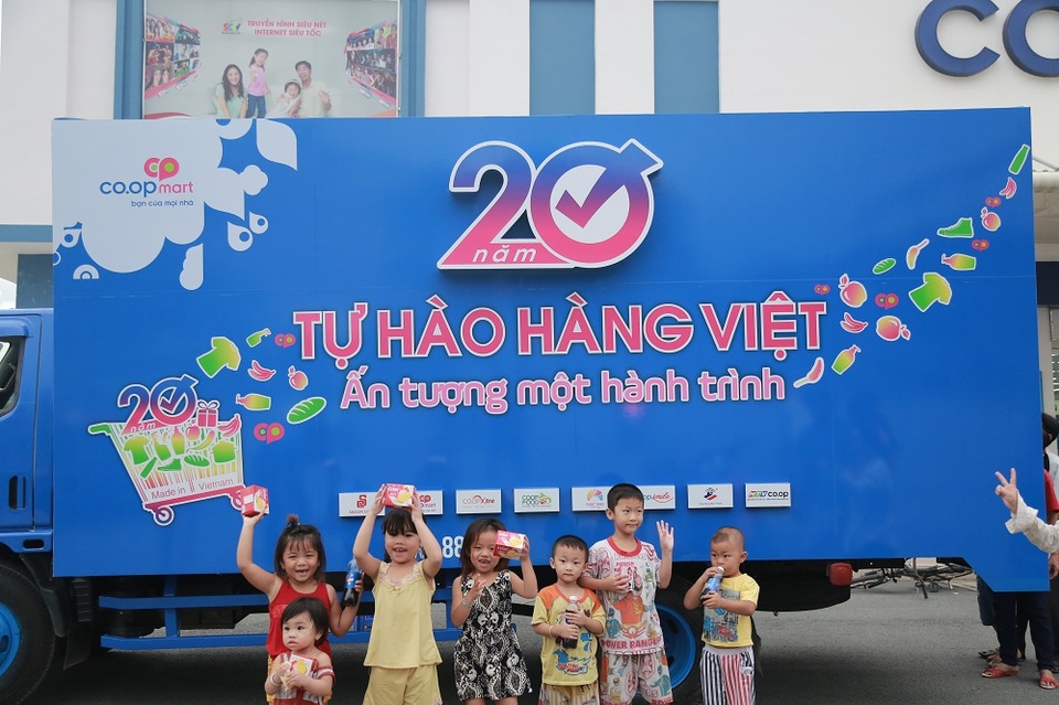 Co.opmart và Co.opXtra tặng dầu ăn và chảo chống dính cho khách - 1 Nhiều hoạt động quảng bá hàng Việt đang diễn ra tại Co.opmart trên cả nước