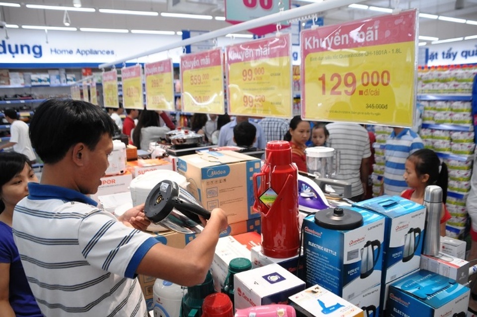 Co.opmart lại giảm giá mạnh trái cây, bếp ga, bột giặt vào 3 ngày cuối tuần - 2 Hệ thống siêu thị Co.opmart thu hút đông đúc khách hàng nhờ khuyến mãi mạnh cuối tuần