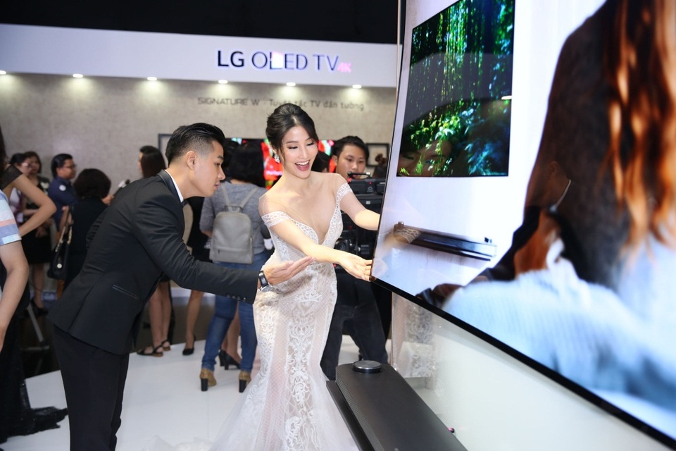 Chiêu marketing mới: Thách thức bẻ cong TV OLED giá 650 triệu - 1 LG mời một loạt các nhân vật nổi tiếng trong giới công nghệ, điện ảnh, âm nhạc và thời trang để thu hút sự chú ý của thị trường đối với dòng TV LG OLED Signature W.
