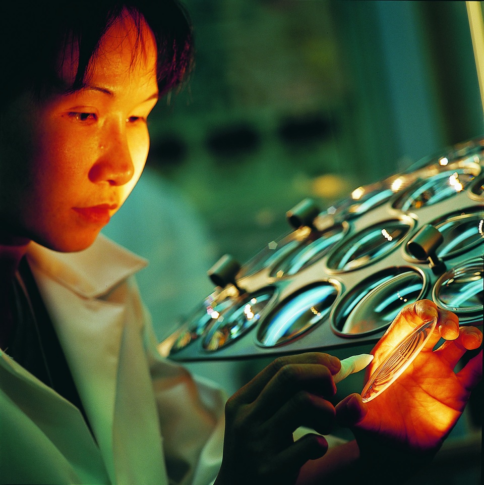 Nhà máy đánh tròng kính thuốc của tập đoàn Essilor theo tiêu chuẩn châu Âu tại Việt Nam - 2 Hệ thống đánh tròng kính thuốc chất lượng hàng đầu thế giới