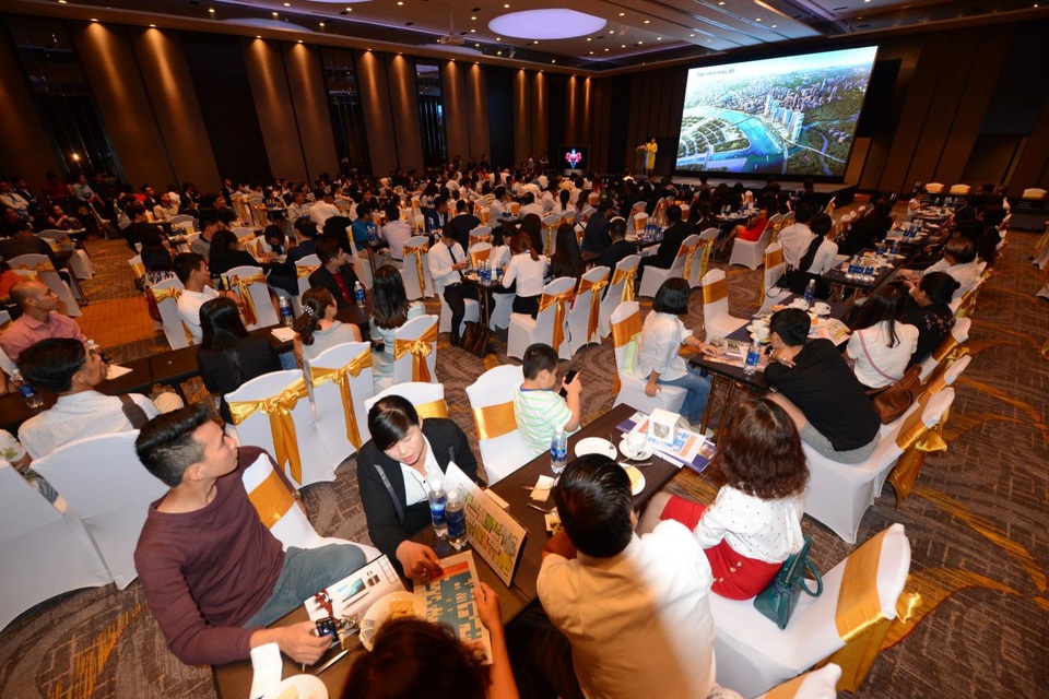 Hơn 200 khách hàng của Vinhomes Golden River đã tham dự sự kiện giới thiệu chương trình mua nhà Vinhomes Golden River tặng TV mỏng kỷ lục.