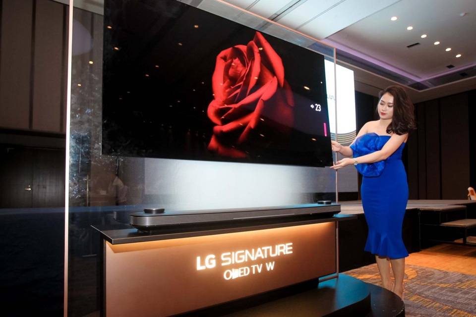 LG OLED Signature W - chiếc TV được Tổ chức Kỷ lục Việt Nam công nhận danh hiệu “Chiếc TV mỏng nhất được phân phối tại Việt Nam” là quà tặng dành cho khách hàng mua căn hộ Vinhomes Goden River trong tháng 9.