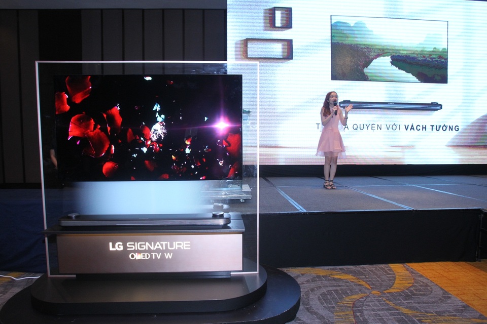 Đại diện LG Electronics Việt Nam giới thiệu về TV LG OLED Signature W – tuyệt tác công nghệ 2017 của LG