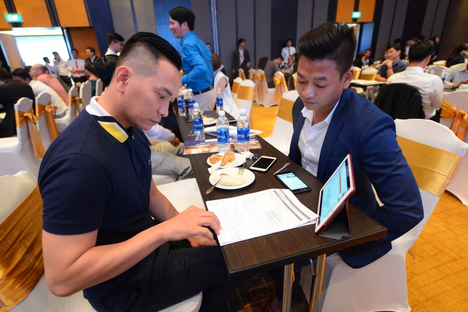 
Tham gia sự kiện, khách hàng được tư vấn tận tình về dự án Vinhomes Golden River cũng như chính sách ưu đãi kèm theo. Trong ảnh: Quán quân Tiếng hát mãi xanh 2012 Thái Thanh Hiệp tìm hiểu thông tin dự án.
