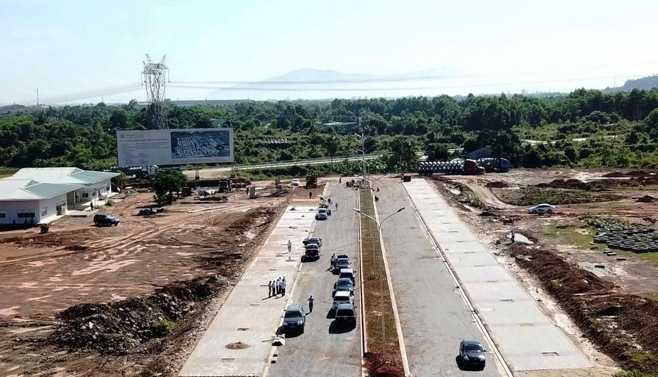 Các dự án phía Tây Bắc đang “chạy đua” thời gian đón APEC 2017 - 1 Một số tuyến đường tại dự án khu Công nghệ thông tin Đà Nẵng đang dần hình thành