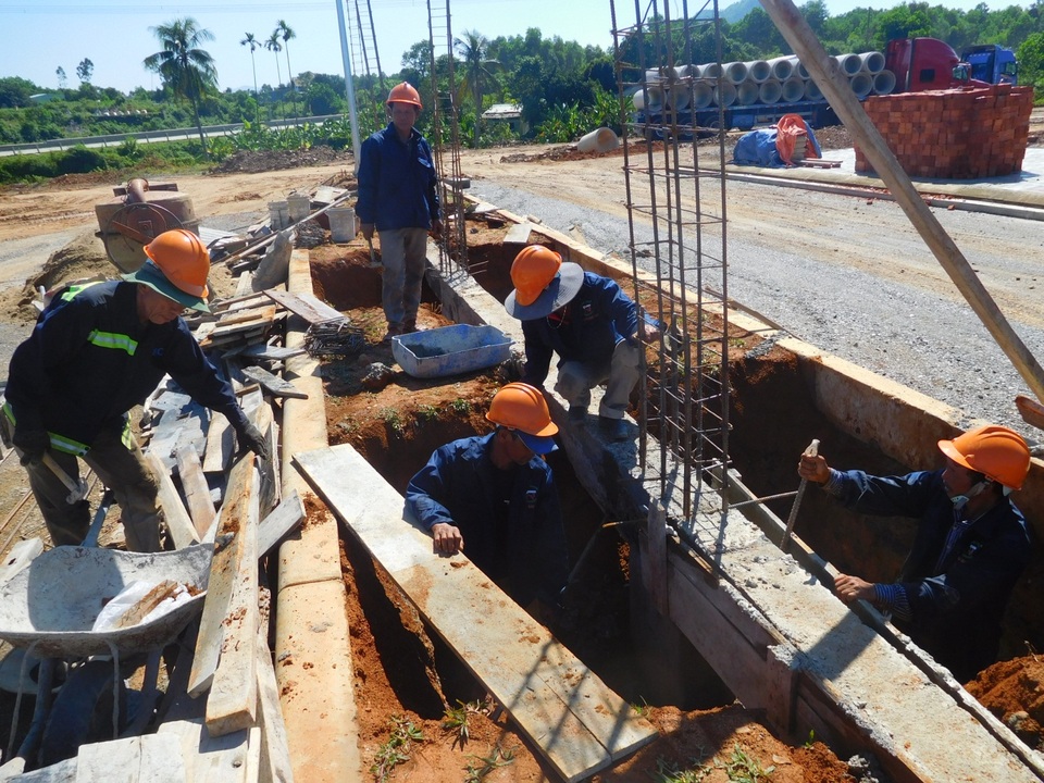 Các dự án phía Tây Bắc đang “chạy đua” thời gian đón APEC 2017 - 2 Các công nhân đang làm việc không ngừng nghỉ để dự án khu công nghệ thông tin kịp đóng APEC 2017