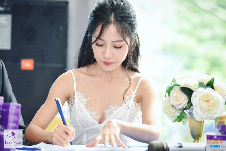 Khai trương cửa hàng mỹ phẩm công nghệ Hàn Quốc tại Hà Nội - 5 Hotgirl Trang Suri trải nghiệm sản phẩm tại cửa hàng