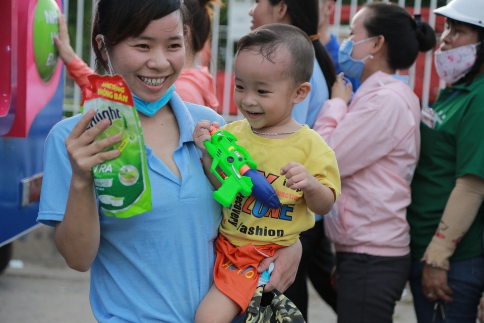 Hơn 20.000 lượt người dân xếp hàng ủng hộ hàng Việt - 4