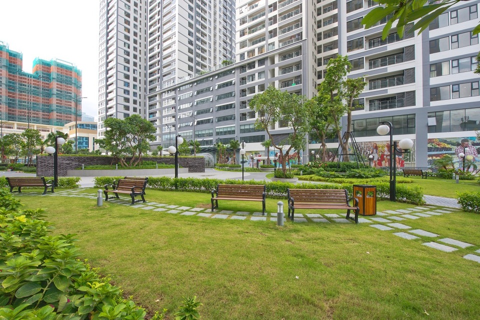 Sống xanh ở nội đô: Dễ hay khó? - 2 Một góc sân vườn xanh thuộc Imperia Garden.