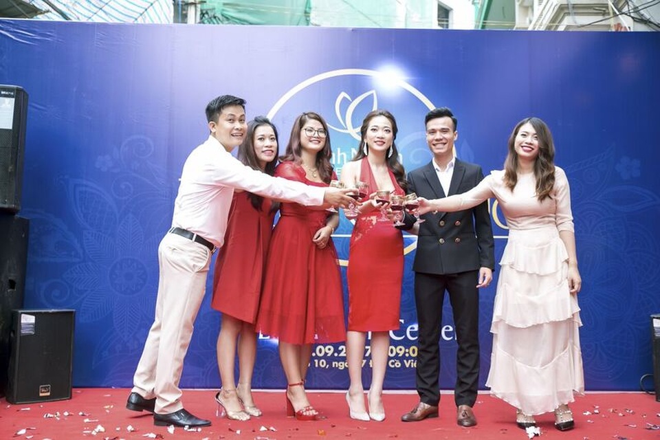 Linh Nham center - mô hình kinh doanh làm dậy sóng thị trường - 4 Chủ tịch HĐQT và CEO Trần Minh Tân nâng ly chúc mừng cùng 4 cổ đông của Linh Nham Center Đại Cồ Việt