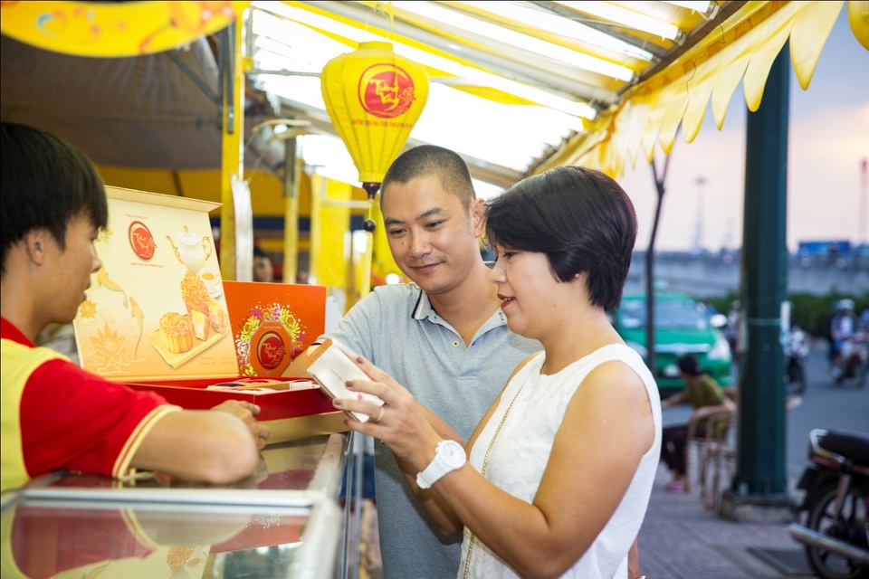 Bánh Trung thu: Cuộc đua chất lượng giữa “tâm bão” mùa Trăng - 1 Người tiêu dùng “khó tính” luôn quan tâm đến chất lượng và vệ sinh thực phẩm