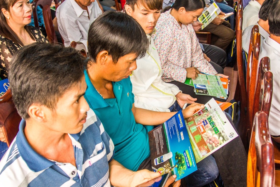 Giải pháp nâng cao hiệu quả sản xuất cà phê Việt Nam - 2 Người trồng cà phê tìm hiểu thông tin về Quy trình Much More Coffee của Bayer